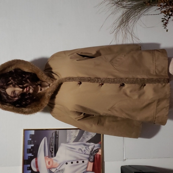 FORECASTER OF BOSTON LUXURY LOOK FUR COAT. - Picture 4 of 13